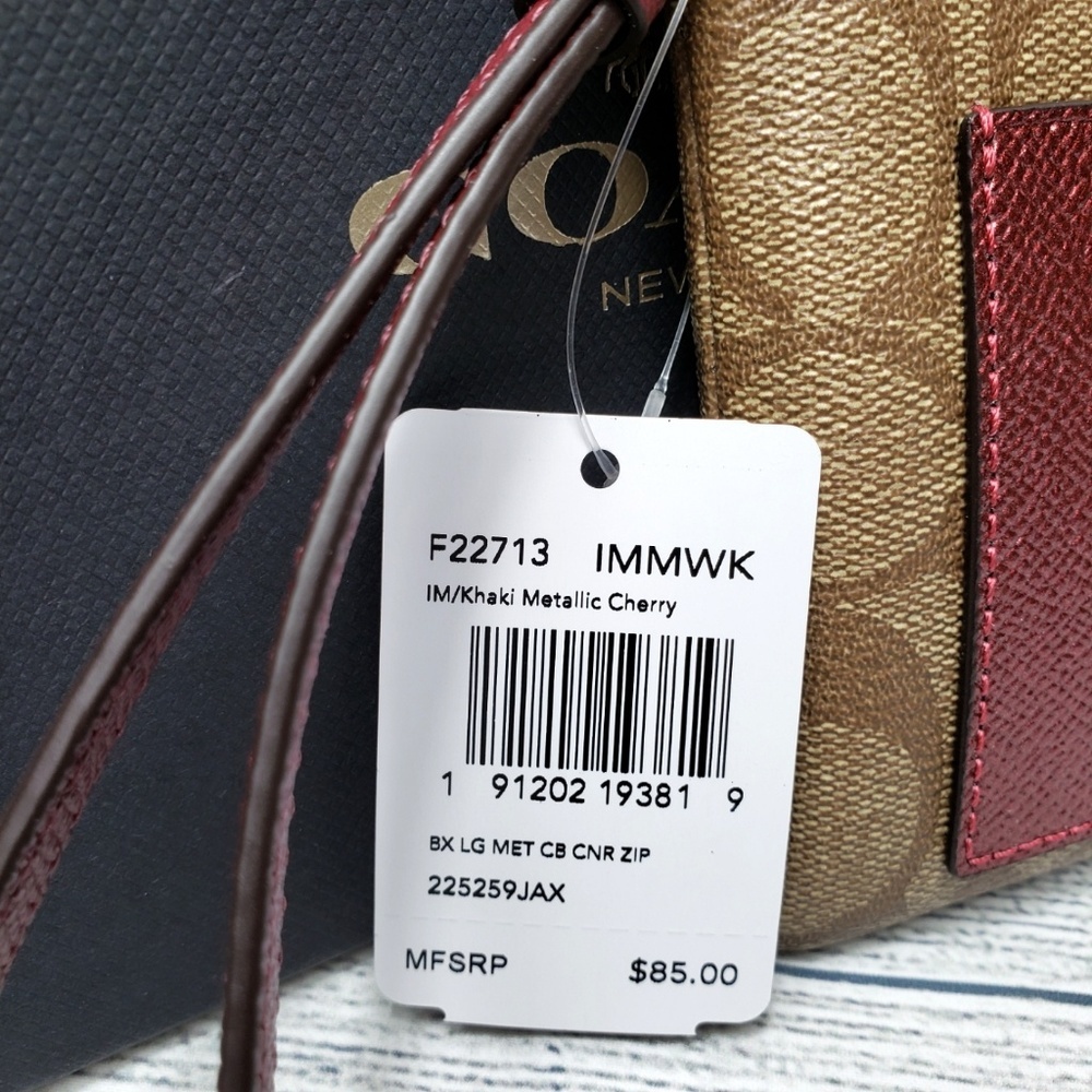 Coach Boxed Crossgrain Leather Wristlet - Picture 6 of 8